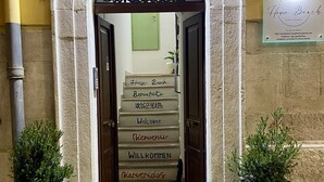 An arched entrance with a sign reading "House Beach" and a welcome sign in multiple languages. - Splendid Quadruple Room Located 2 Steps From the sea (Margherita di Savoia)