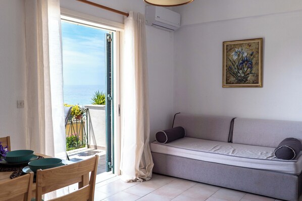 Apartment, 1 Bedroom, Smoking, Balcony | Living room