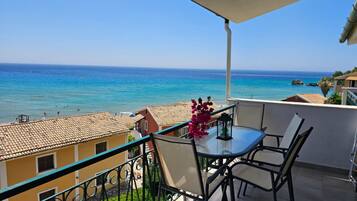 Departamento, 1 habitación, para fumadores, balcón | Restaurante al aire libre