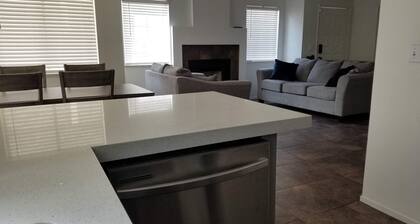 Cactus Suite Bright Open Space, Modernized Home