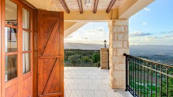 Villa, varias habitaciones, alberca privada, vista al jardín | Vista desde la propiedad