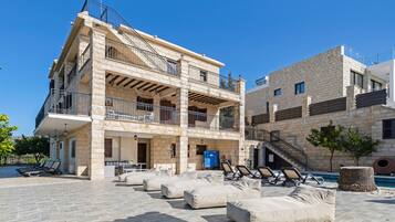 Villa, varias habitaciones, alberca privada, vista al jardín | Terraza o patio