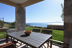 Villa, 5 chambres, accessible aux personnes à mobilité réduite, piscine privée | Restauration extérieure