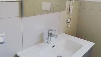 Camera, 1 camera da letto, balcone, vista città | Bagno