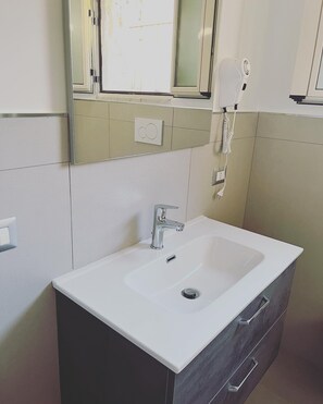 Zimmer, 1 Schlafzimmer, Balkon, Stadtblick | Badezimmer