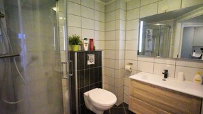 Appartement, 2 chambres, patio | Salle de bain | Savon, shampoing