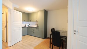 Apartamento, 2 quartos, varanda | Cozinha privada | Micro-ondas, cafeteira/chaleira, chaleira elétrica, mesas de jantar