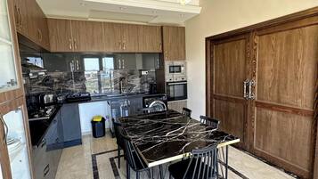 Apartemen, 3 kamar tidur, Boleh Merokok, balkon | Dapur pribadi