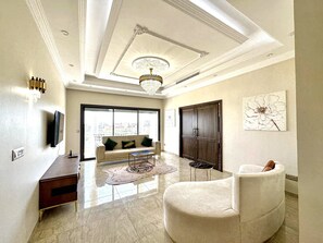 Apartment, 3 Bedrooms, Smoking, Balcony | Interior