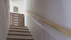 A staircase with wooden steps and a white wall. - Casa Carolina A Bit Different (Pennadomo)