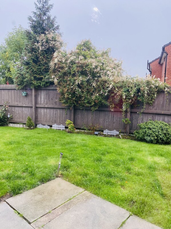 House, 2 Bedrooms, Smoking, Fireplace | Sports court