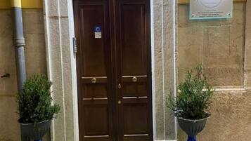 Apartment, 2 Bedrooms, Smoking, Balcony | Property entrance