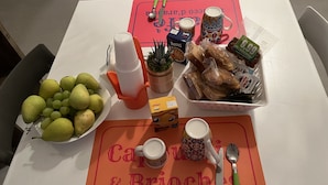 Une table dressée avec un set de table sur lequel est inscrit « Carlsberg & Brooches ».