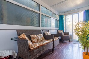 Casa, 4 habitaciones, balcón | Área de sala de estar