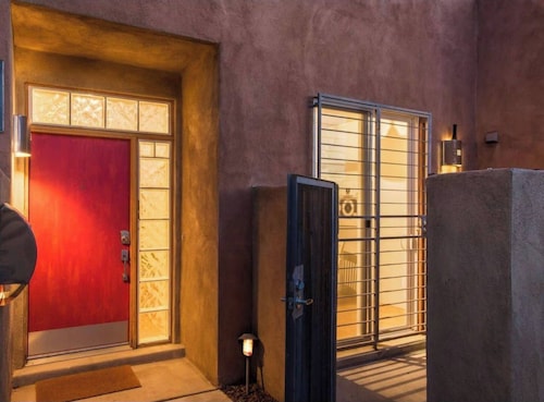 "geisha Home in Hidden Dessert Oasis"