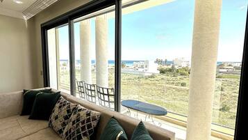 Apartment, 3 Bedrooms, Smoking, Balcony | Living area