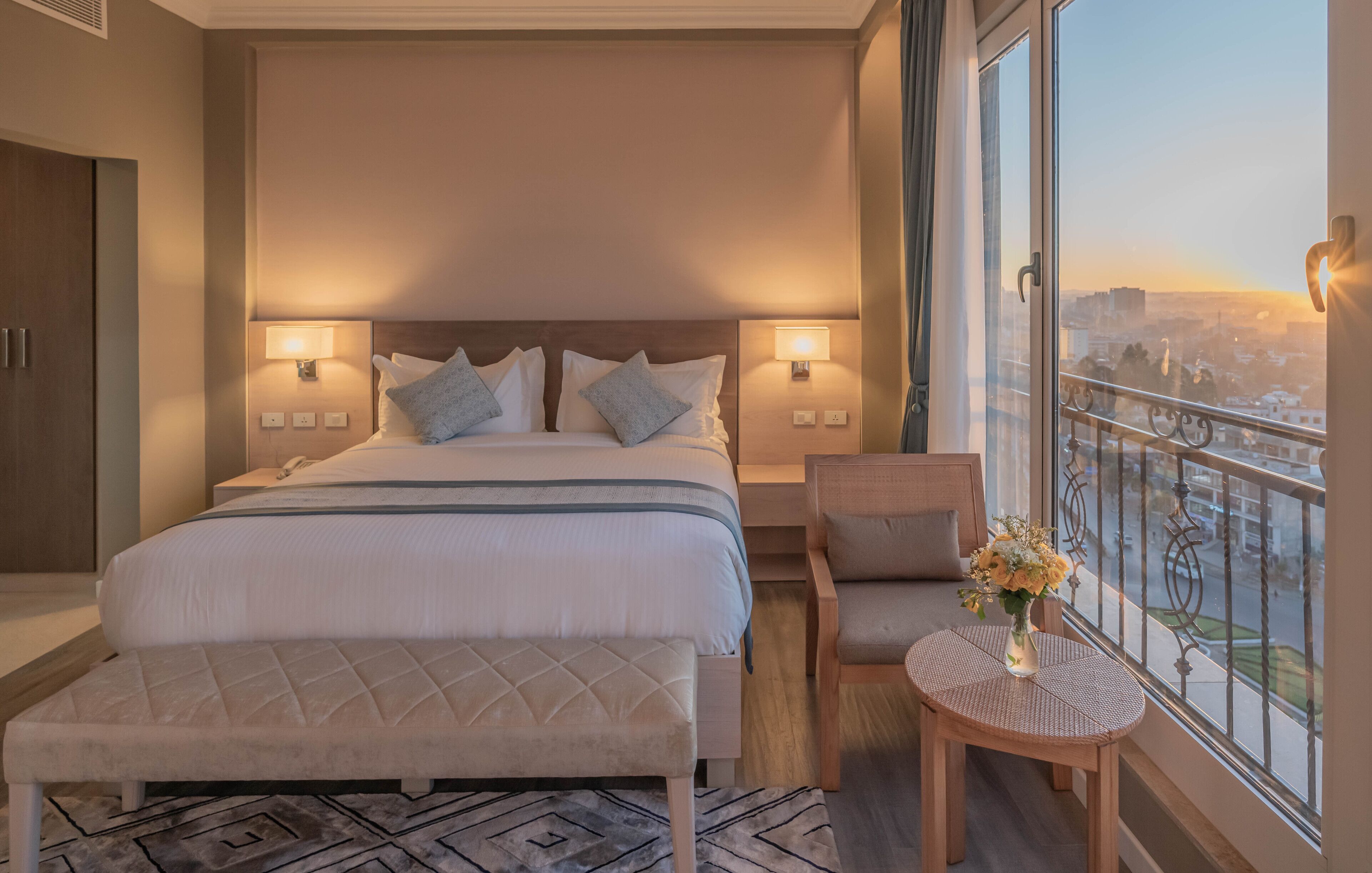 Minibar, coffres-forts dans les chambres, bureau, rideaux occultants