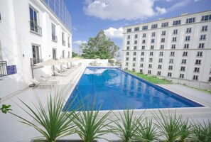 Outdoor pool, pool umbrellas, sun loungers - Haile Grand Addis Ababa (Addis Ababa)
