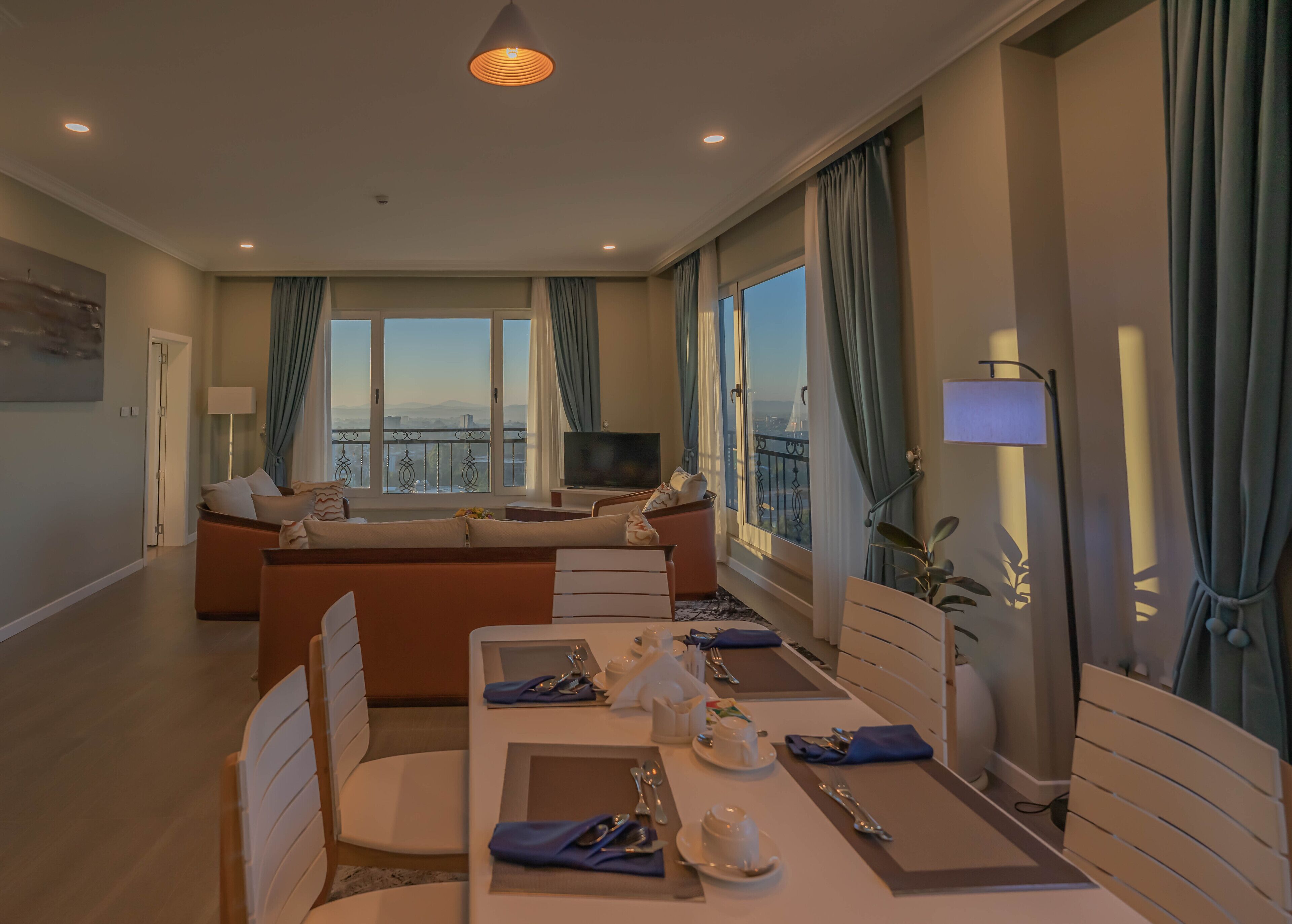 Presidential Suite | Minibar, in-room safe, desk, blackout drapes