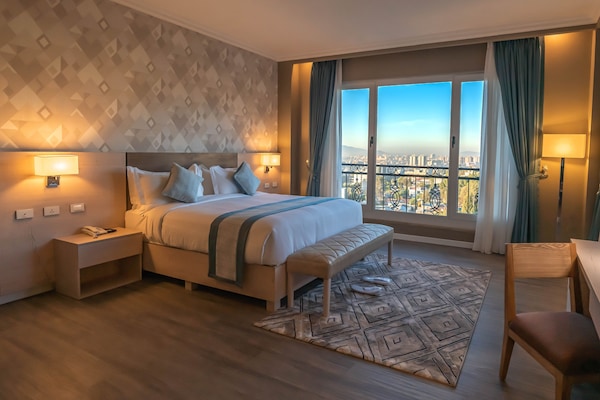 Suite presidencial | Minibar, caja fuerte, escritorio y cortinas opacas