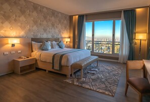 Presidential Suite | Minibar, in-room safe, desk, blackout curtains