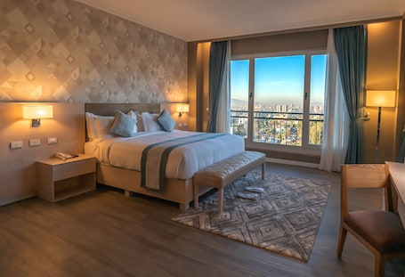 Presidential Suite | Minibar, in-room safe, desk, blackout drapes