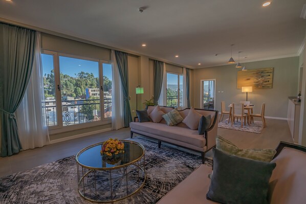 Grand Suite | Minibar, in-room safe, desk, blackout curtains