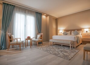 Minibar, in-room safe, desk, blackout drapes - Haile Grand Addis Ababa (Addis Ababa)