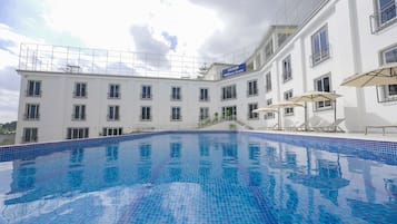 Outdoor pool, pool umbrellas, sun loungers