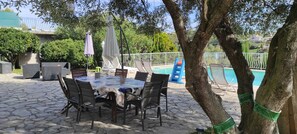 Outdoor dining - Charming villa surrounded by nature. (La Gaude)