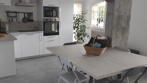 Unclassified image, 4 of 10, button - Charming villa surrounded by nature. (La Gaude)