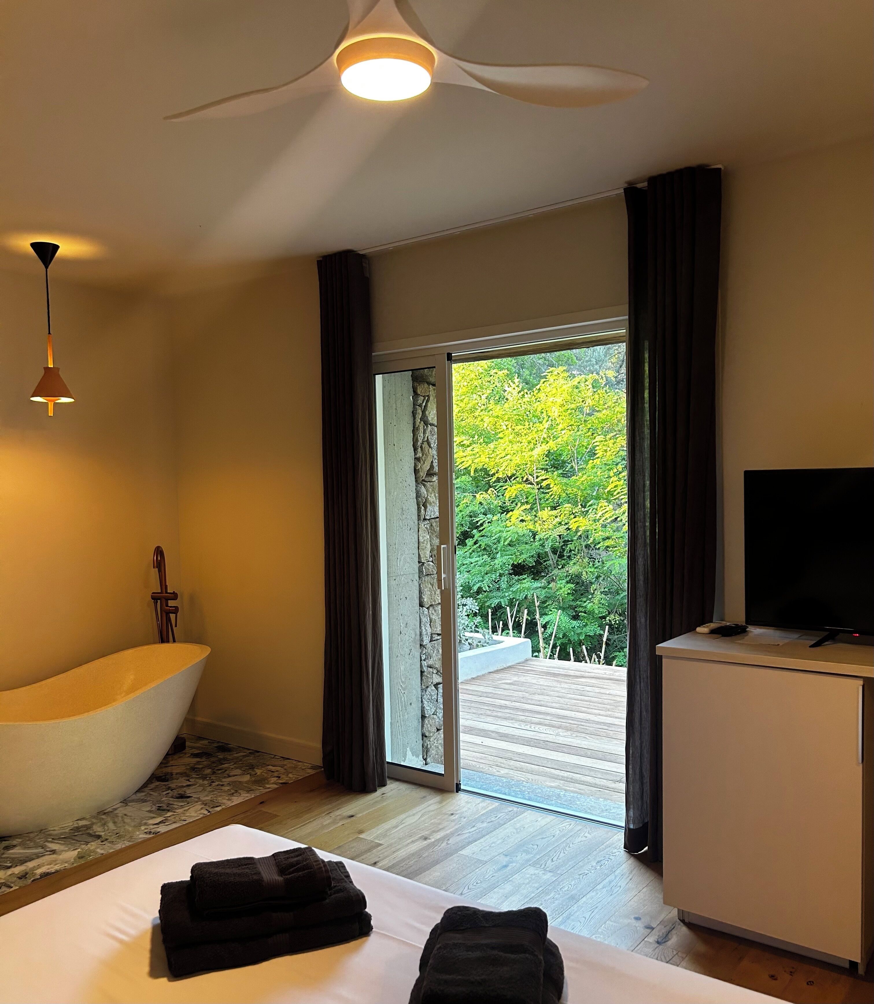 Comfort Suite, Garden View | Minibar (free items), in-room safe, desk