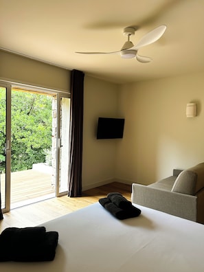 Comfort-suite - udsigt til have | Gratis minibar, pengeskab på værelset, skrivebord, strygejern/strygebræt
