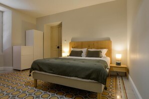 خزنة داخل الغرفة ومكواة/لوح كي وواي فاي مجانًا