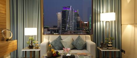 Executive Suite | Premium bedding, pillowtop beds, minibar, in-room safe