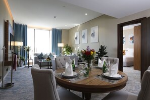 Suíte empresarial | Área de estar | Smart TV 42 polegadas com canais de TV premium, TV