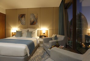 Ropa de cama de alta calidad, colchones con pillow-top y minibar 