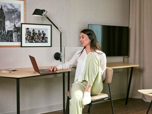 In-room safe, blackout curtains, soundproofing, iron/ironing board - Aparthotel Adagio Glasgow Central (Glasgow)