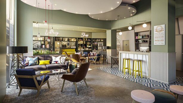 A modern interior with a seating area, a bar, and a shop. - Aparthotel Adagio Glasgow Central (Glasgow)