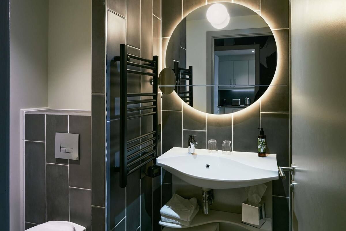 Een douche,  milieuvriendelijk toiletgerief, een haardroger, handdoeken