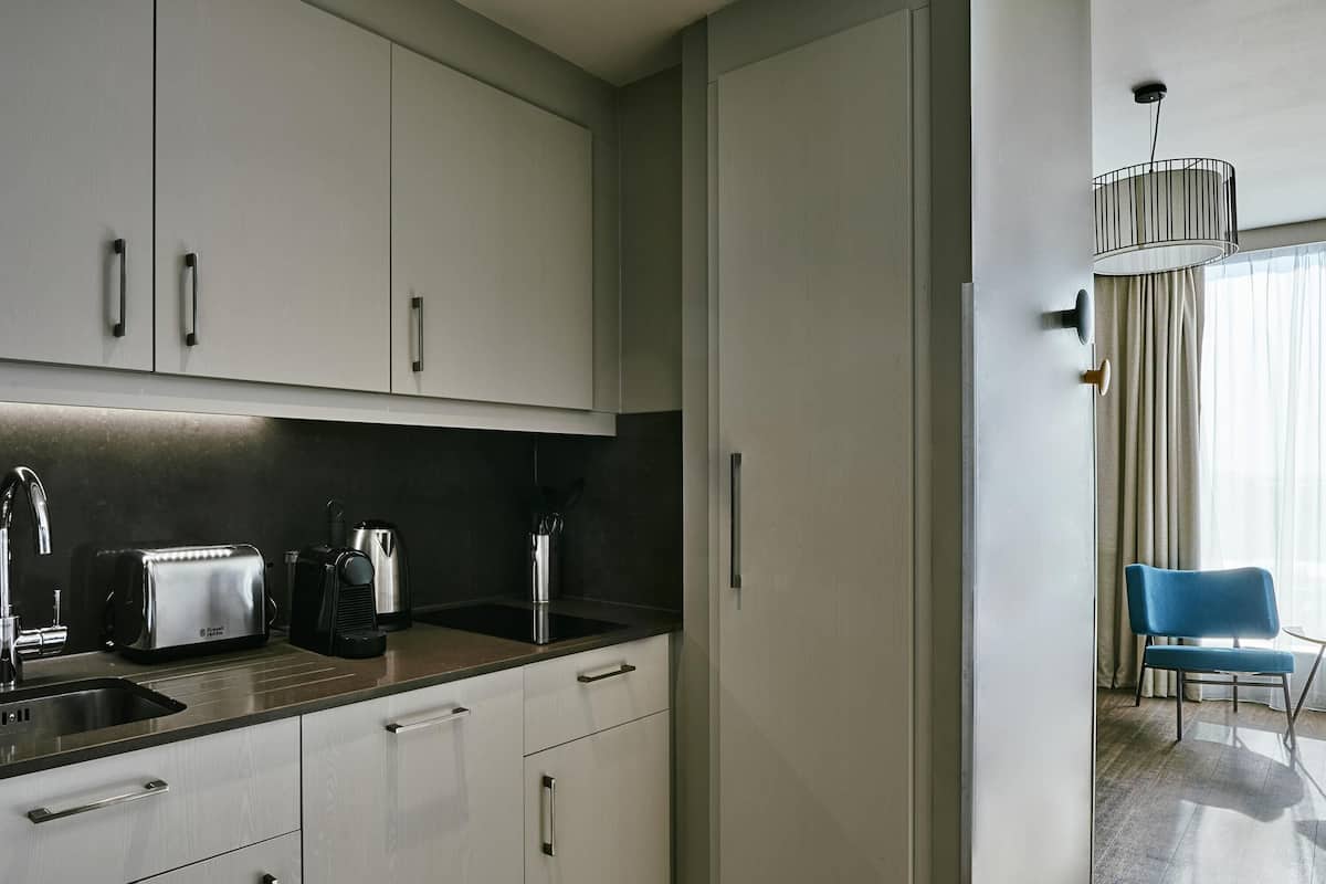 Studio Double | 1 habitación, caja de seguridad en la habitación y cortinas blackout