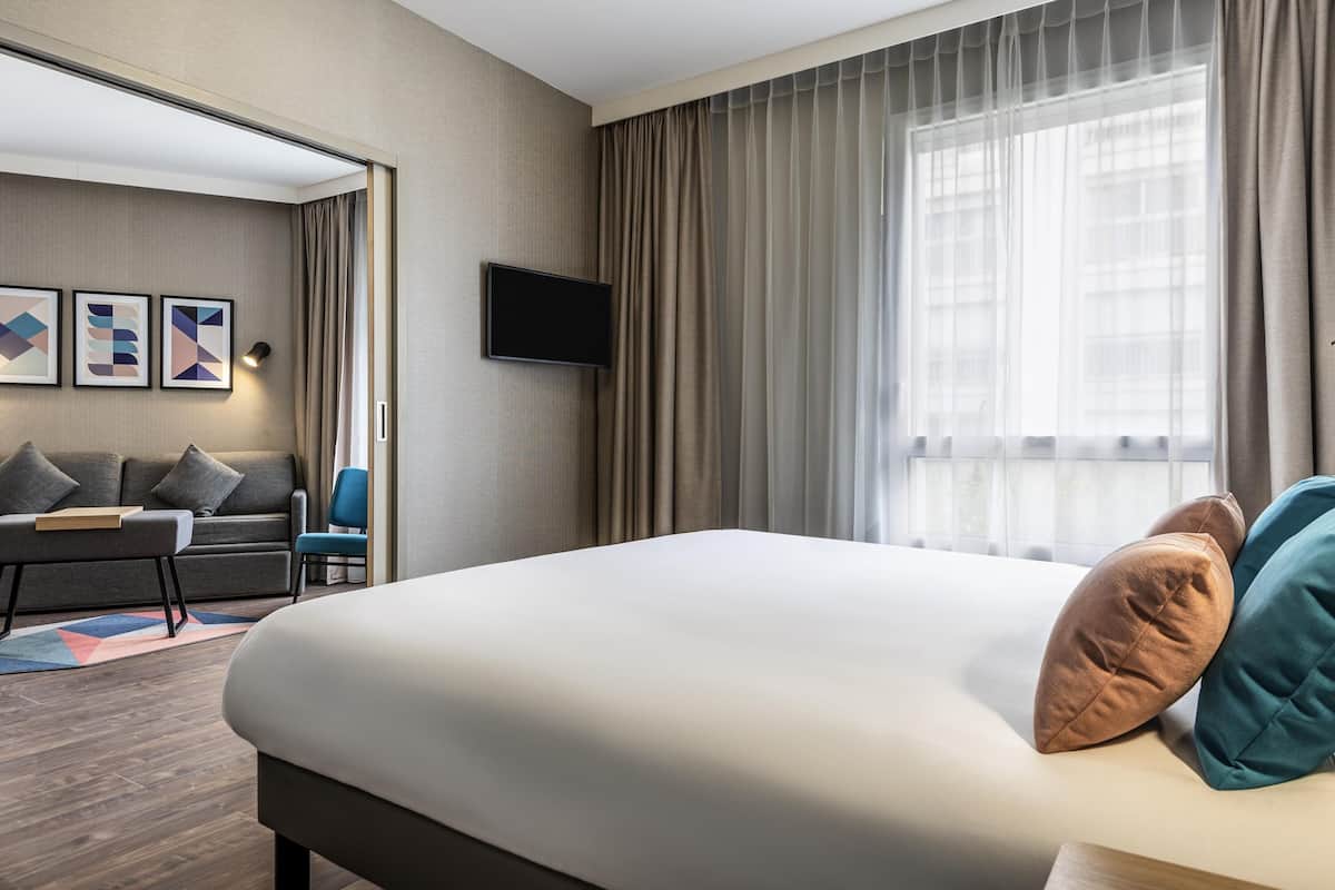 Apartment, 1 Bedroom | 1 bedroom, in-room safe, blackout curtains, soundproofing
