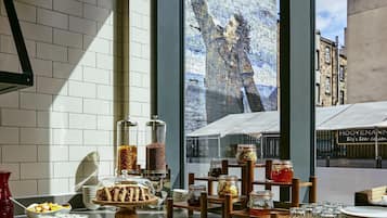 Petit déjeuner buffet (20 GBP par personne)