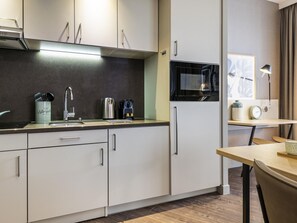 Appartement, 1 slaapkamer | Een kluis op de kamer, verduisterende gordijnen, geluiddichte muren