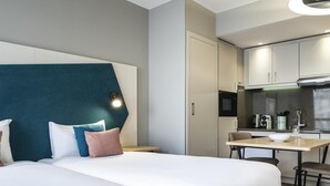 A hotel room with a bed, a desk, and a kitchenette. - Aparthotel Adagio Glasgow Central (Glasgow)