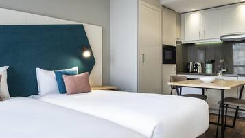 Studio Twin | In-room safe, blackout curtains, soundproofing, iron/ironing board