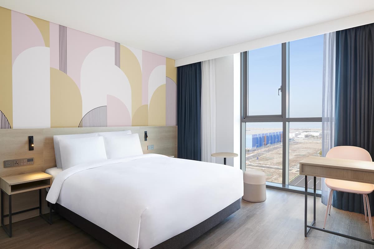 1 bedroom, premium bedding, in-room safe, desk