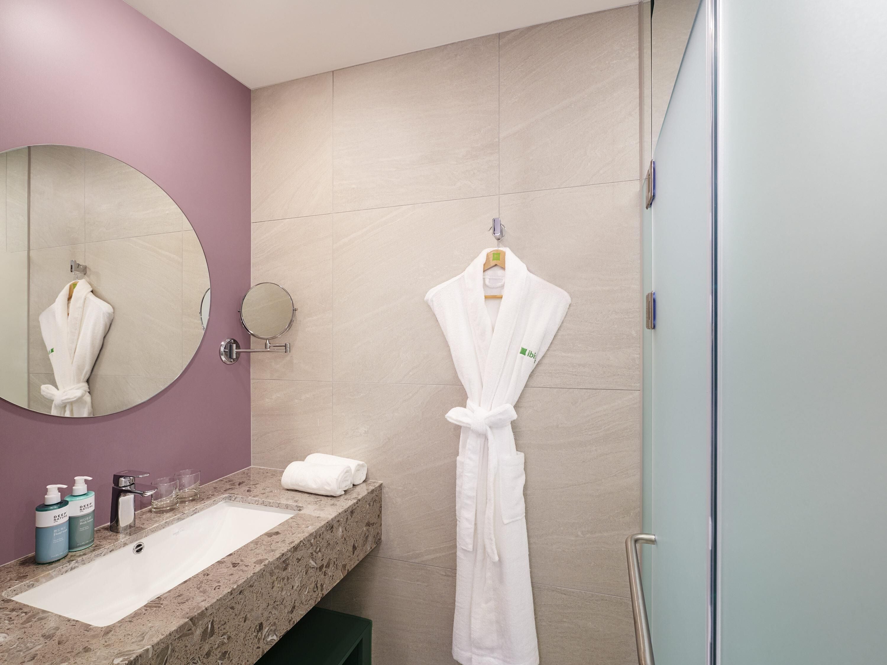 deluxe room, 1 double bed | 1 bedroom, premium bedding, in-room safe, desk