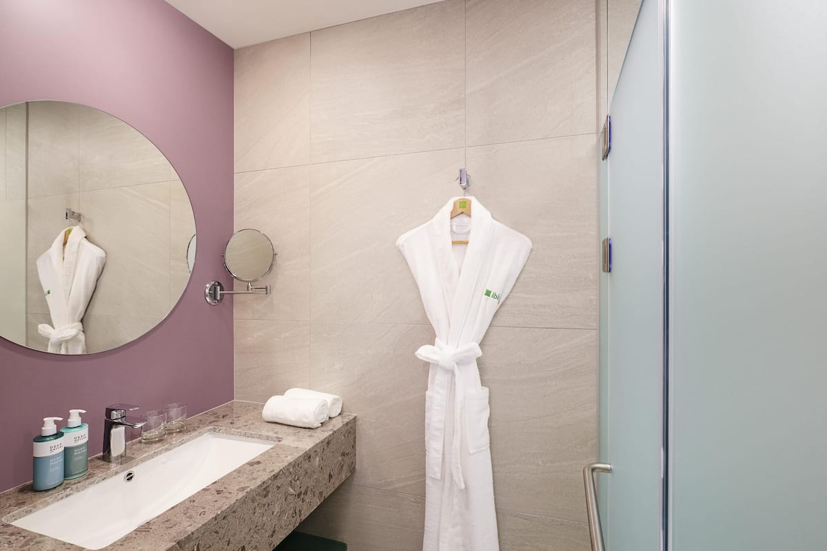 deluxe room, 1 double bed | 1 bedroom, premium bedding, in-room safe, desk