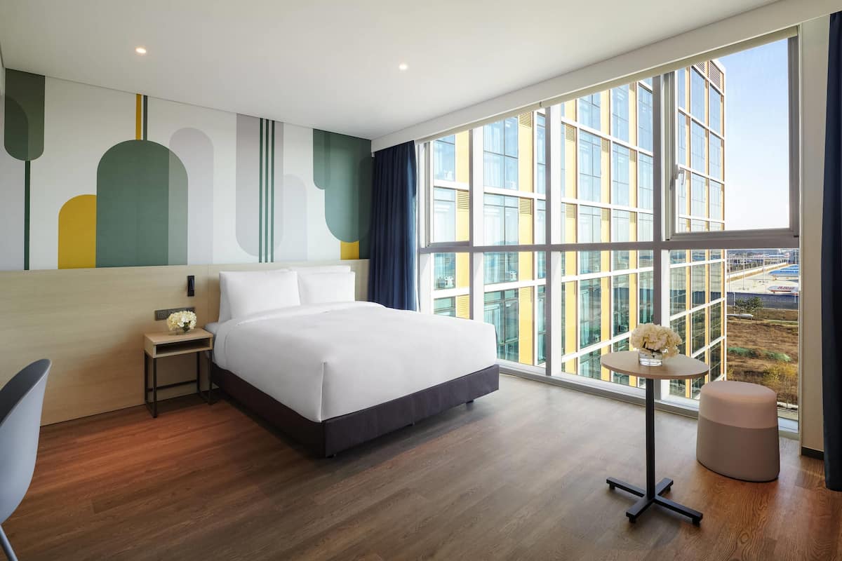 1 bedroom, premium bedding, in-room safe, desk